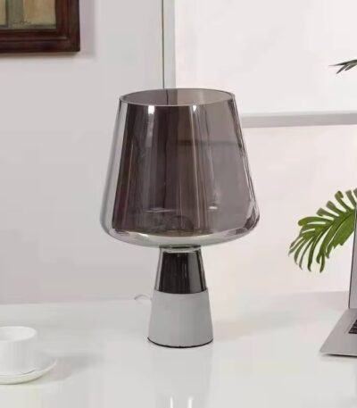 veioza cu un abajur supradimensionat